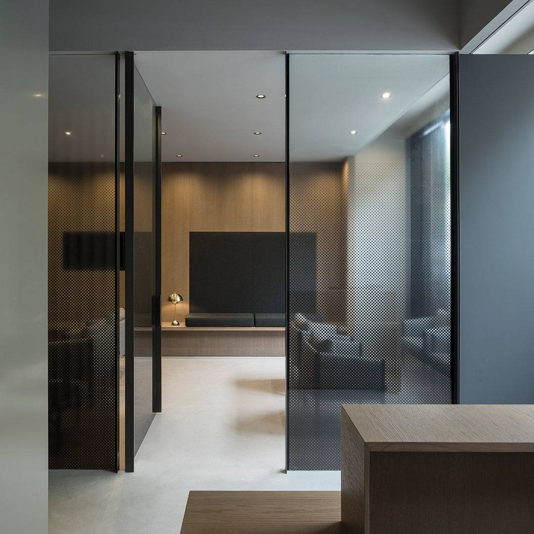 Arkoslight LED Einbauleuchte Drop micro matt, schwarz, moderne Anwendung im Wohnzimmer