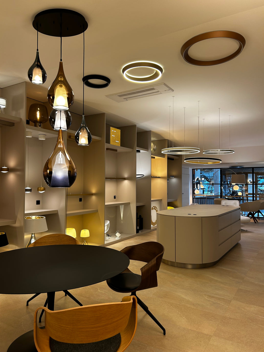 Look Showroom Sasbach, Moderne Lichtlösungen, Deckenleuchten, Pendelleuchten