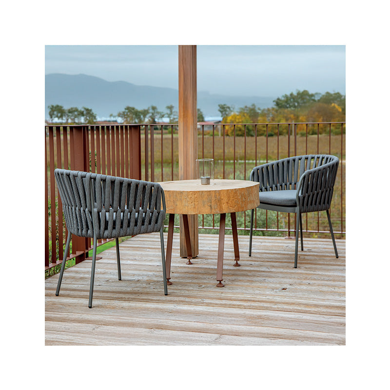 Grattoni SOHO in Titanium auf einer Holzterrasse – Herstellerfoto