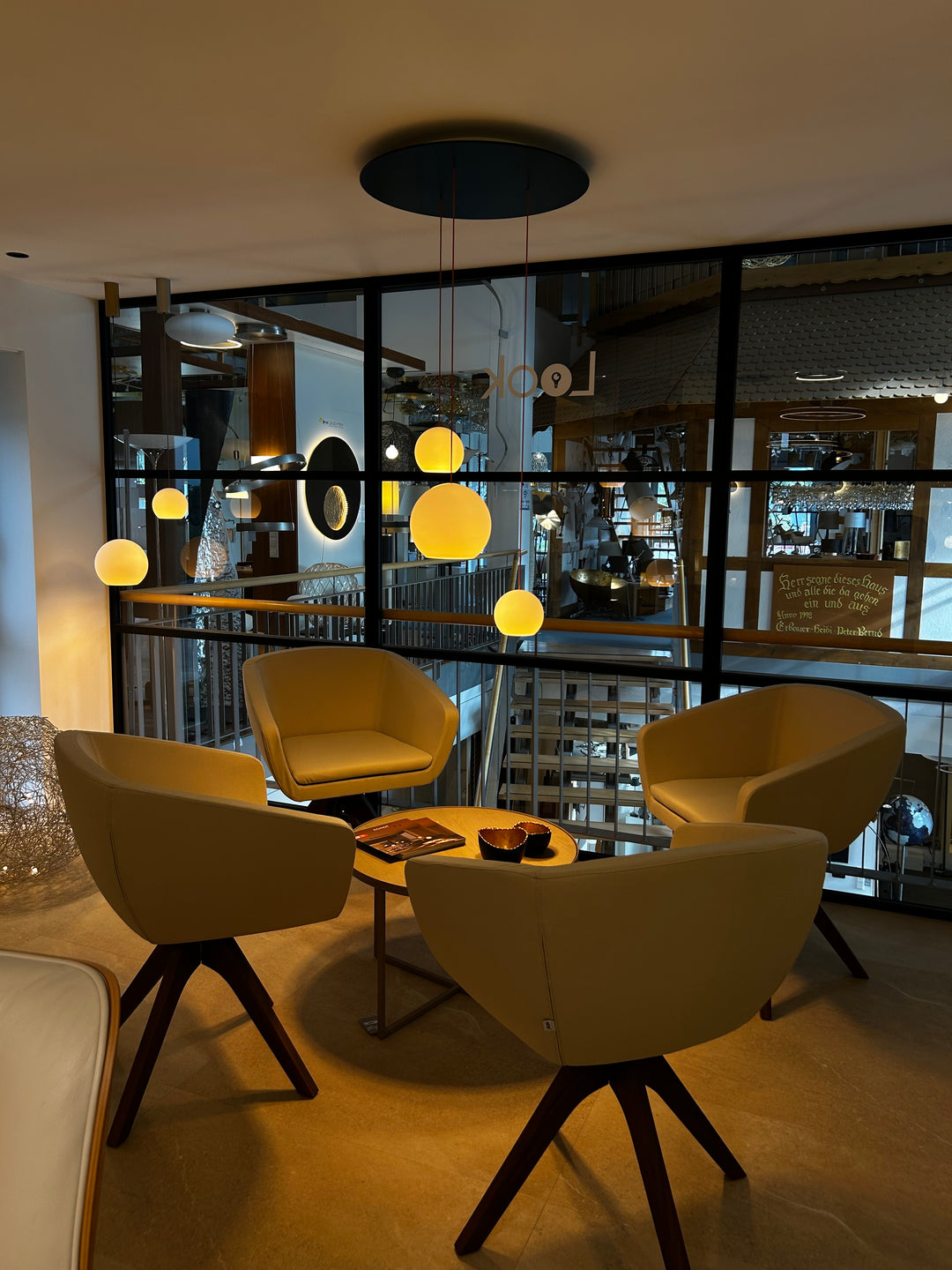 Look Showroom Sasbach, Moderne Lichtlösungen, Pendelleuchten