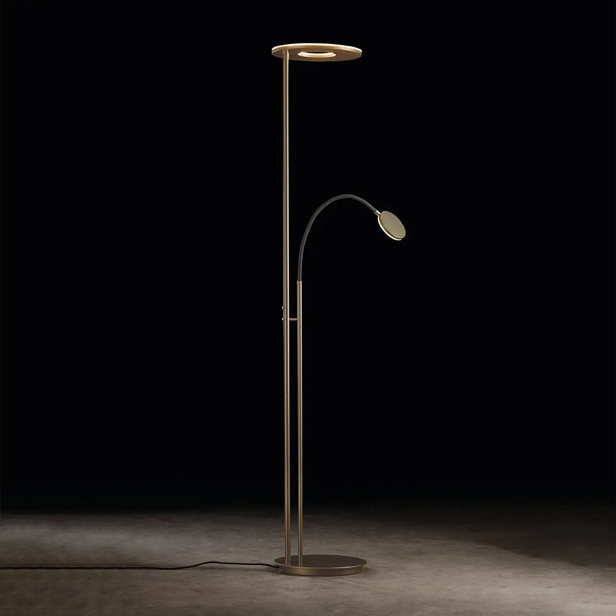 Holtkötter, Deckenfluter Nova Flex, Raumbild, flexible Lichtlösung