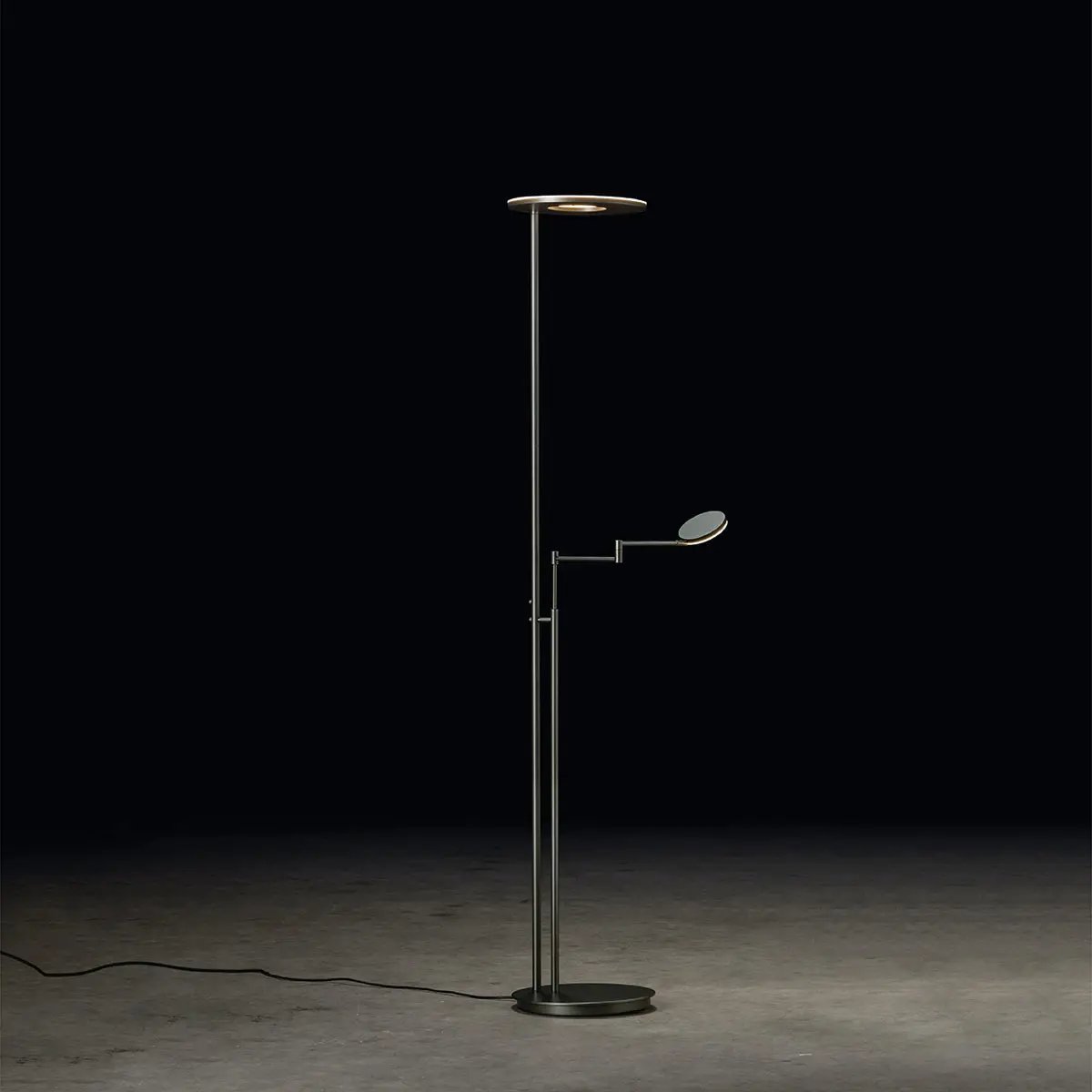 Holtkötter, Deckenfluter Nova Plano, Raumbild, moderne Lichtlösung