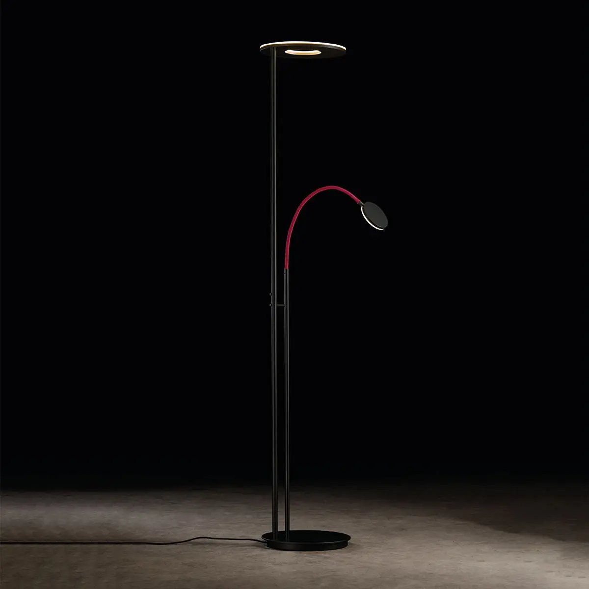 Holtkötter, Deckenfluter Nova Flex, Raumbild, moderne Lichtlösung
